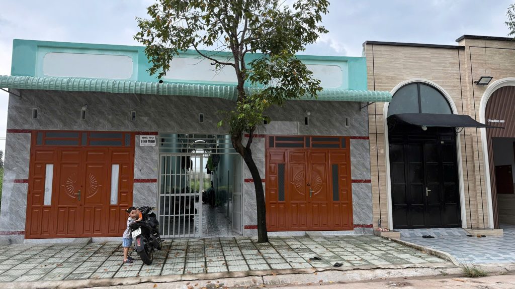 Mặt tiền một dãy trọ mới xây ở Mỹ Phước, Bến Cát, Bình Dương với hai căn nhà gác lửng phía trước