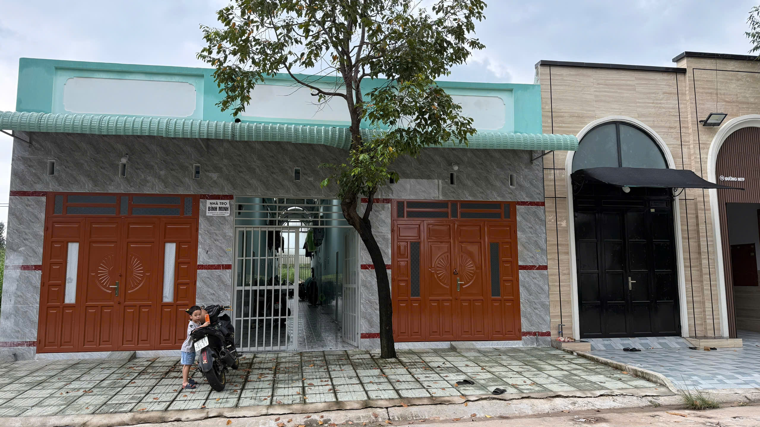 Mặt tiền một dãy trọ mới xây ở Mỹ Phước, Bến Cát, Bình Dương với hai căn nhà gác lửng phía trước