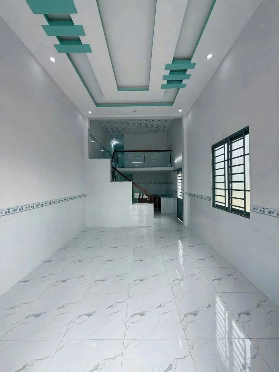 Bên trong một phòng trọ mới xây ở Mỹ Phước, có gác đúc rộng rãi, khu bếp và bồn rửa