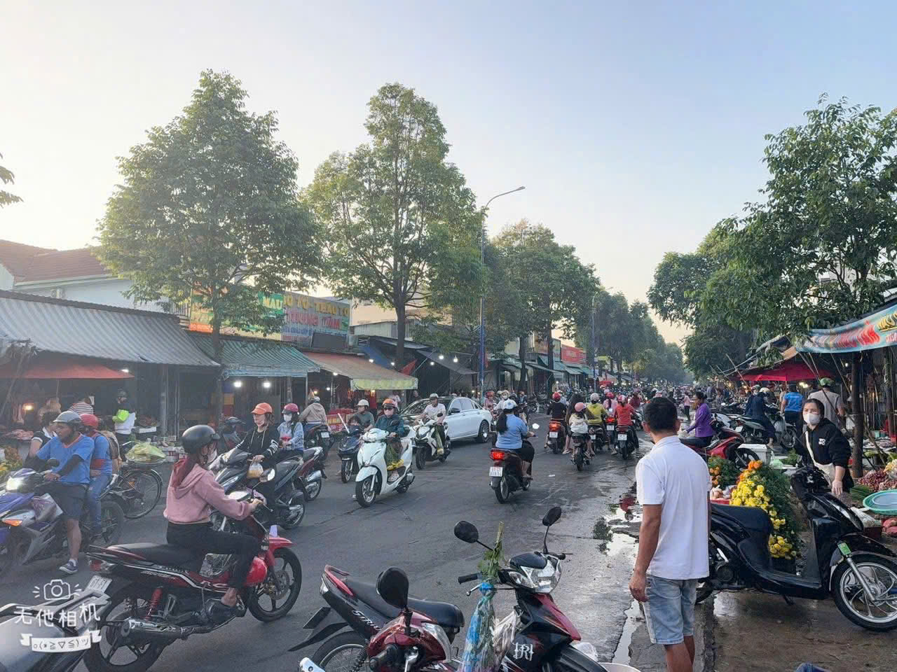 Chợ dân sinh đông người qua lại gần khu vực nhà mặt tiền ngã tư kinh doanh
