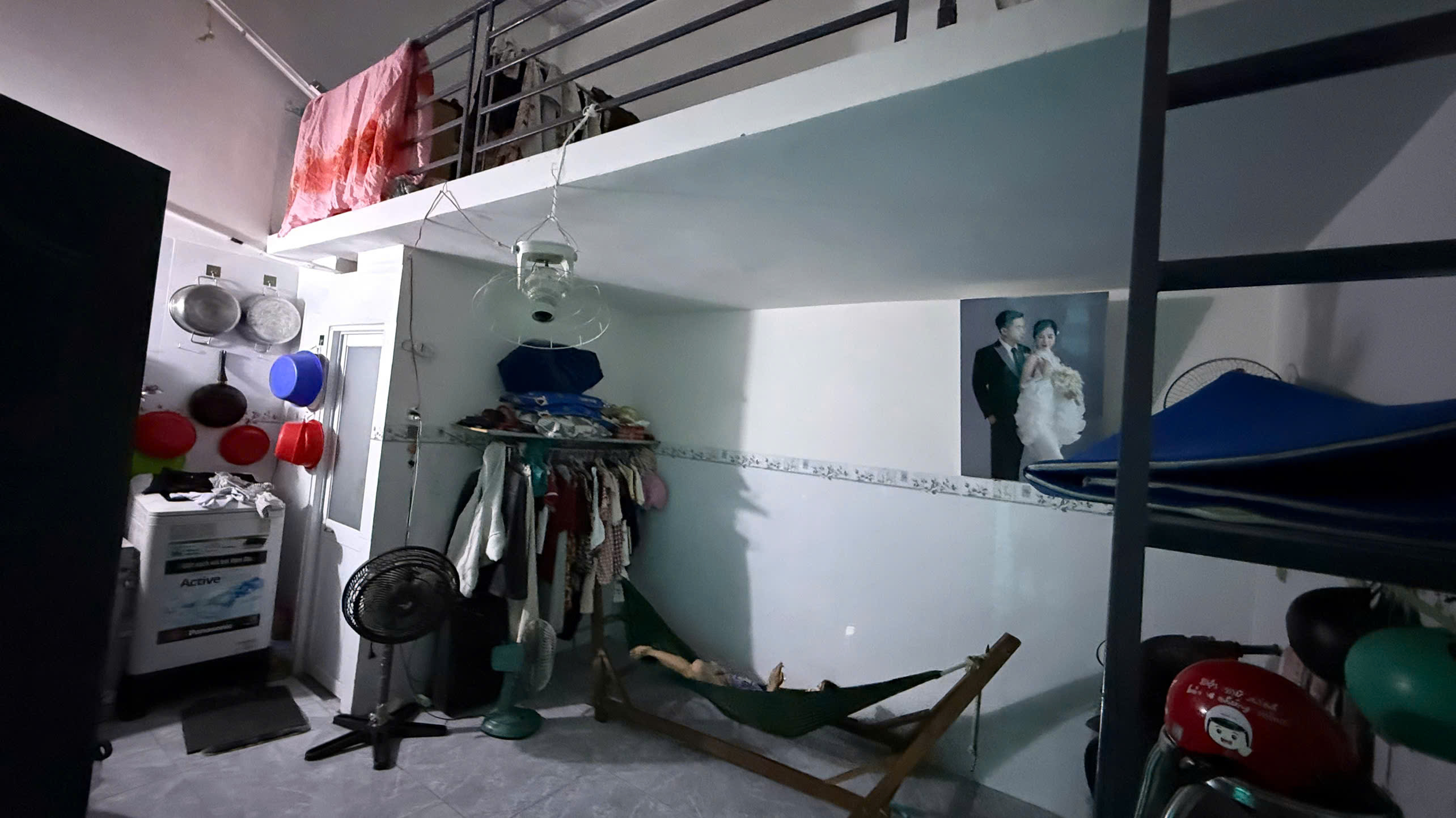 Bên trong một căn nhà gác lửng thuộc dãy trọ 10x30 Mỹ Phước 3, có khu vực sinh hoạt và gác ngủ phía trên