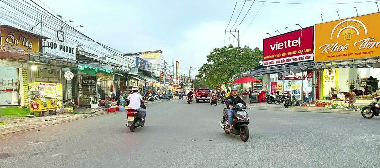 Ngã tư chợ Mỹ Phước nơi có căn nhà ngộp ngân hàng đang rao bán, Bến Cát, Bình Dương