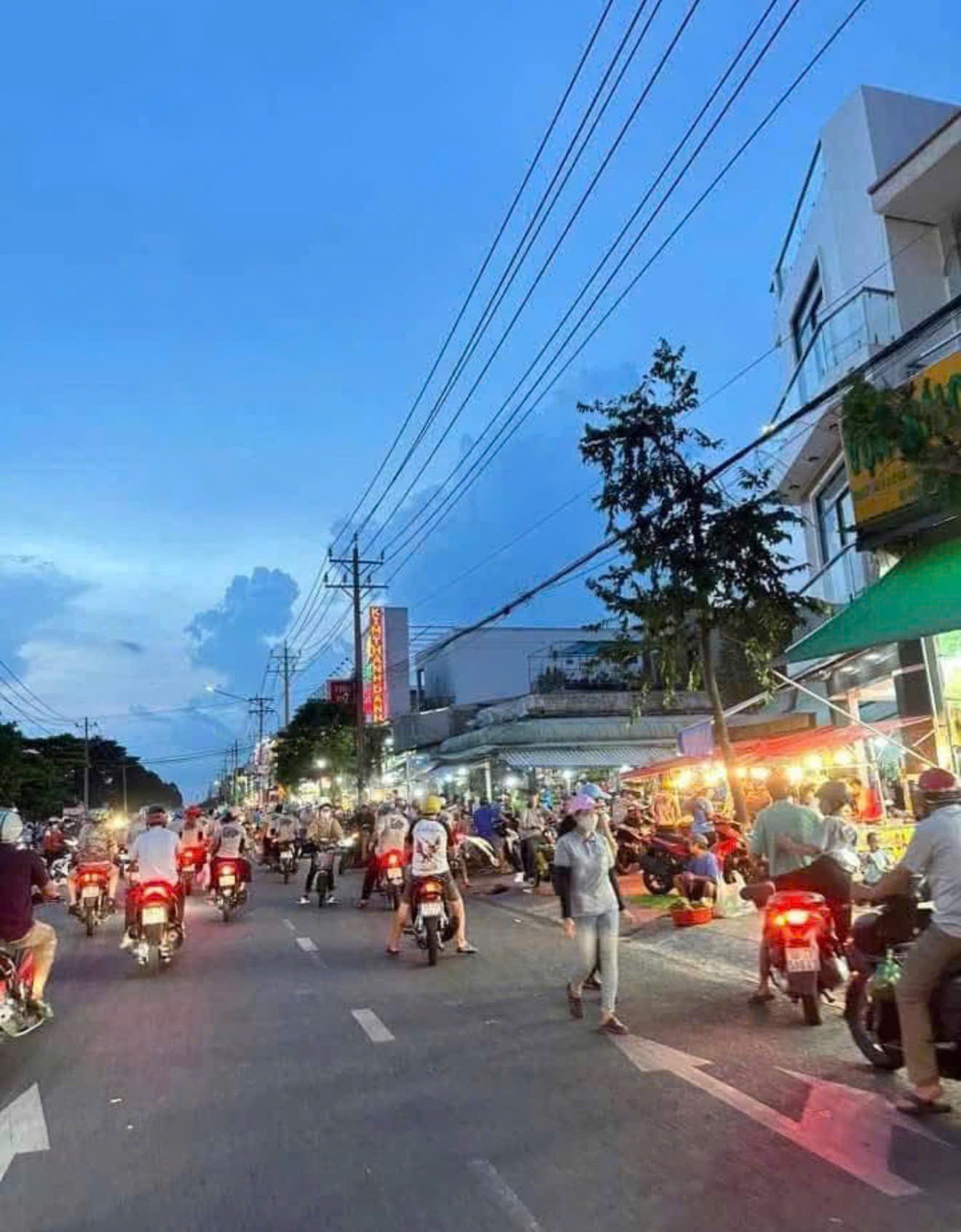 Khu chợ đêm gần dãy trọ cho thuê khu công nghiệp Mỹ Phước về đêm