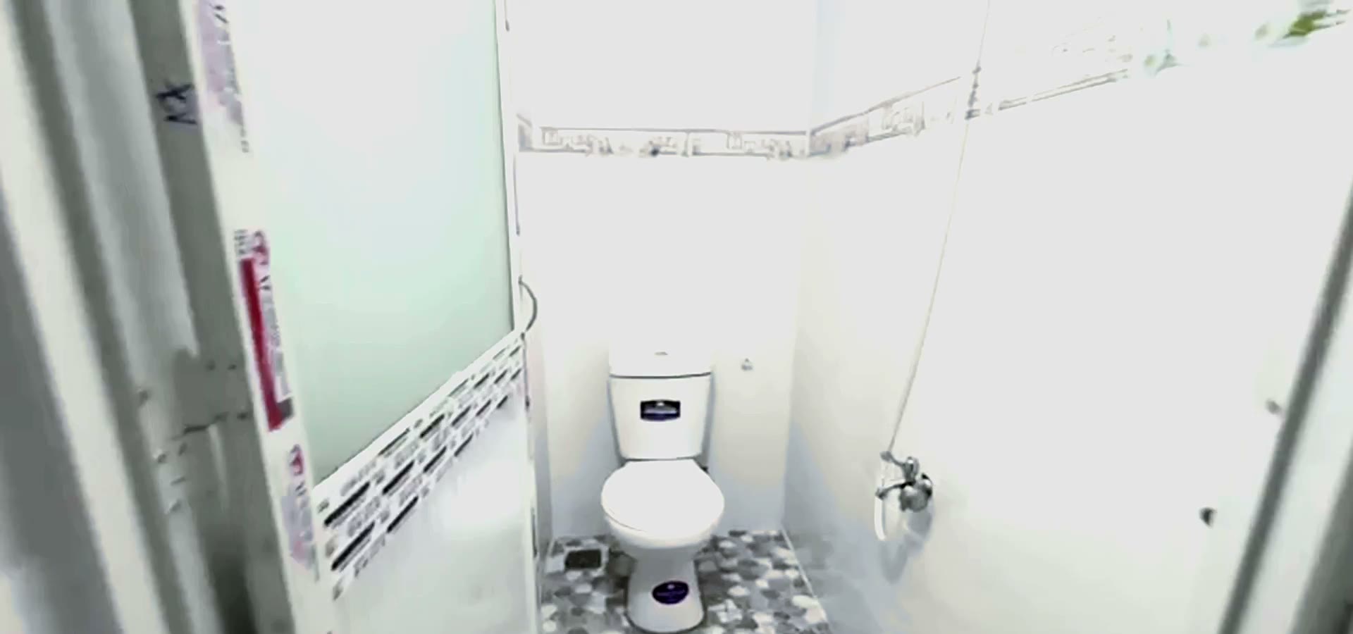 Phòng ngủ tầng lầu nhà gác lửng, trần thạch cao, cửa sổ lấy sáng