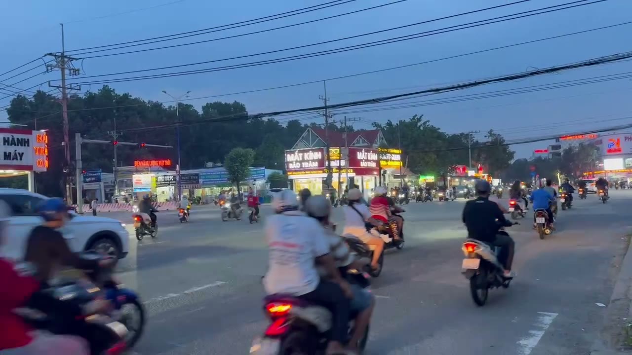 Quốc lộ 13 đoạn qua Bến Cát, cách dãy trọ Mỹ Phước 3 khoảng một cây số