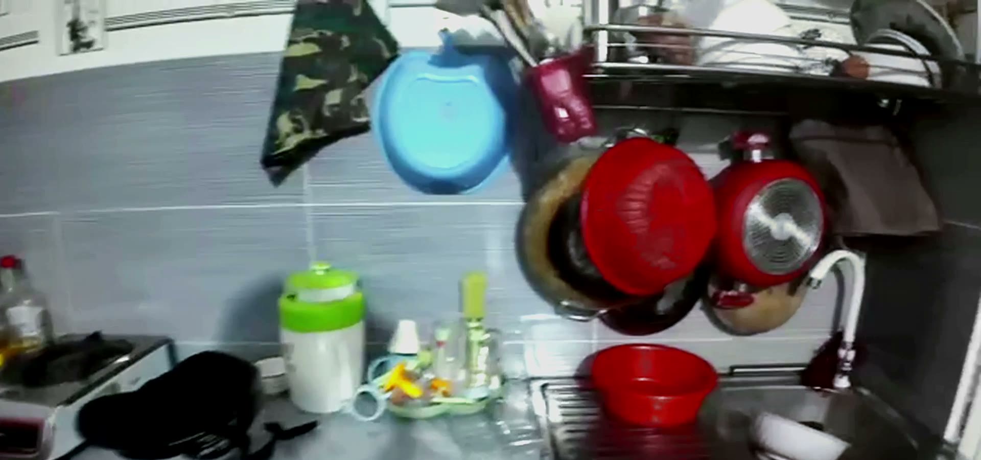 Phòng trọ gác đúc ốp gạch có cửa sổ trong dãy trọ 10x30 Mỹ Phước 3