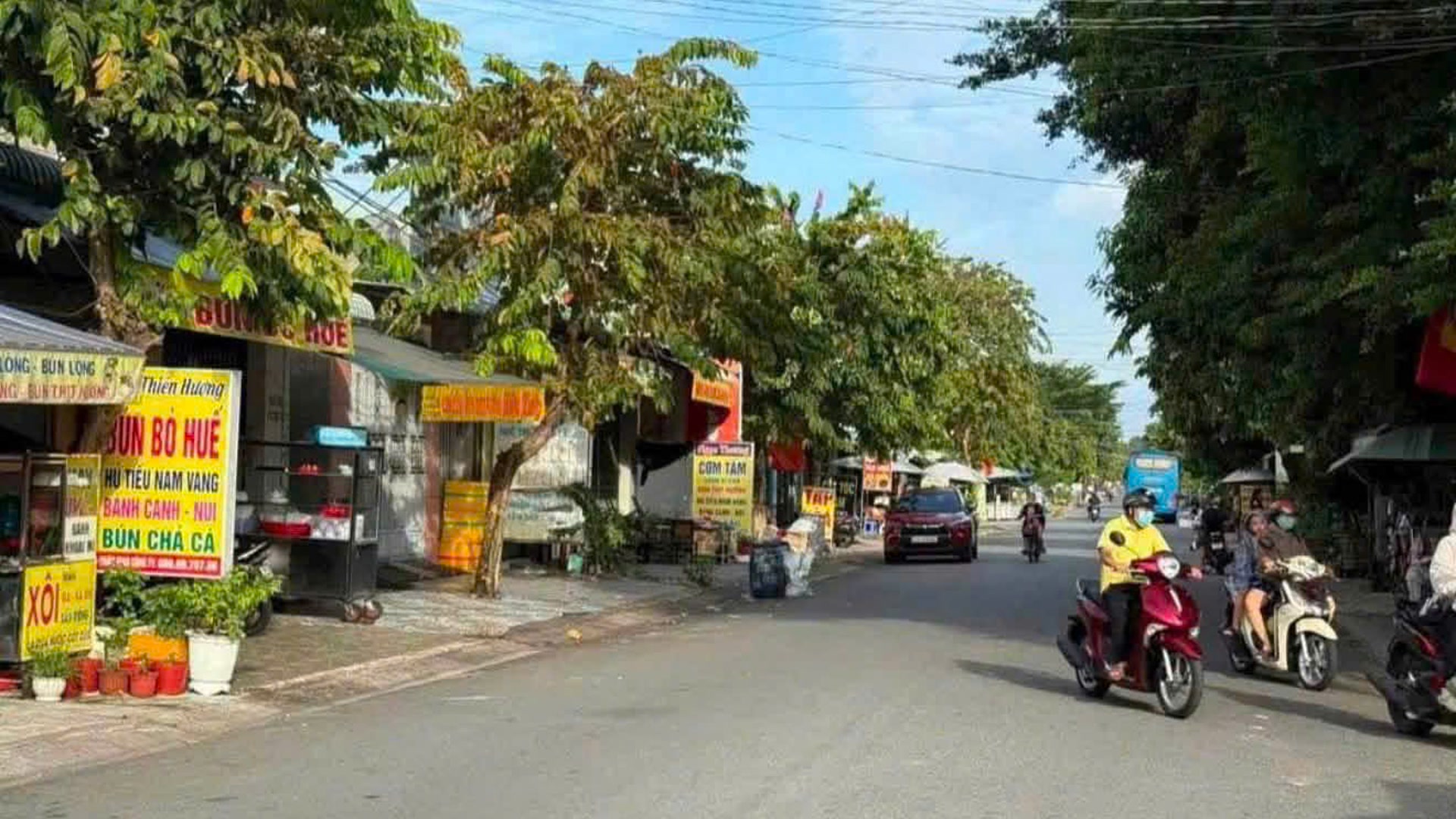 Con đường lớn phía trước dãy trọ kinh doanh ở Mỹ Phước, Bình Dương, hai bên là các cửa hàng đang kinh doanh