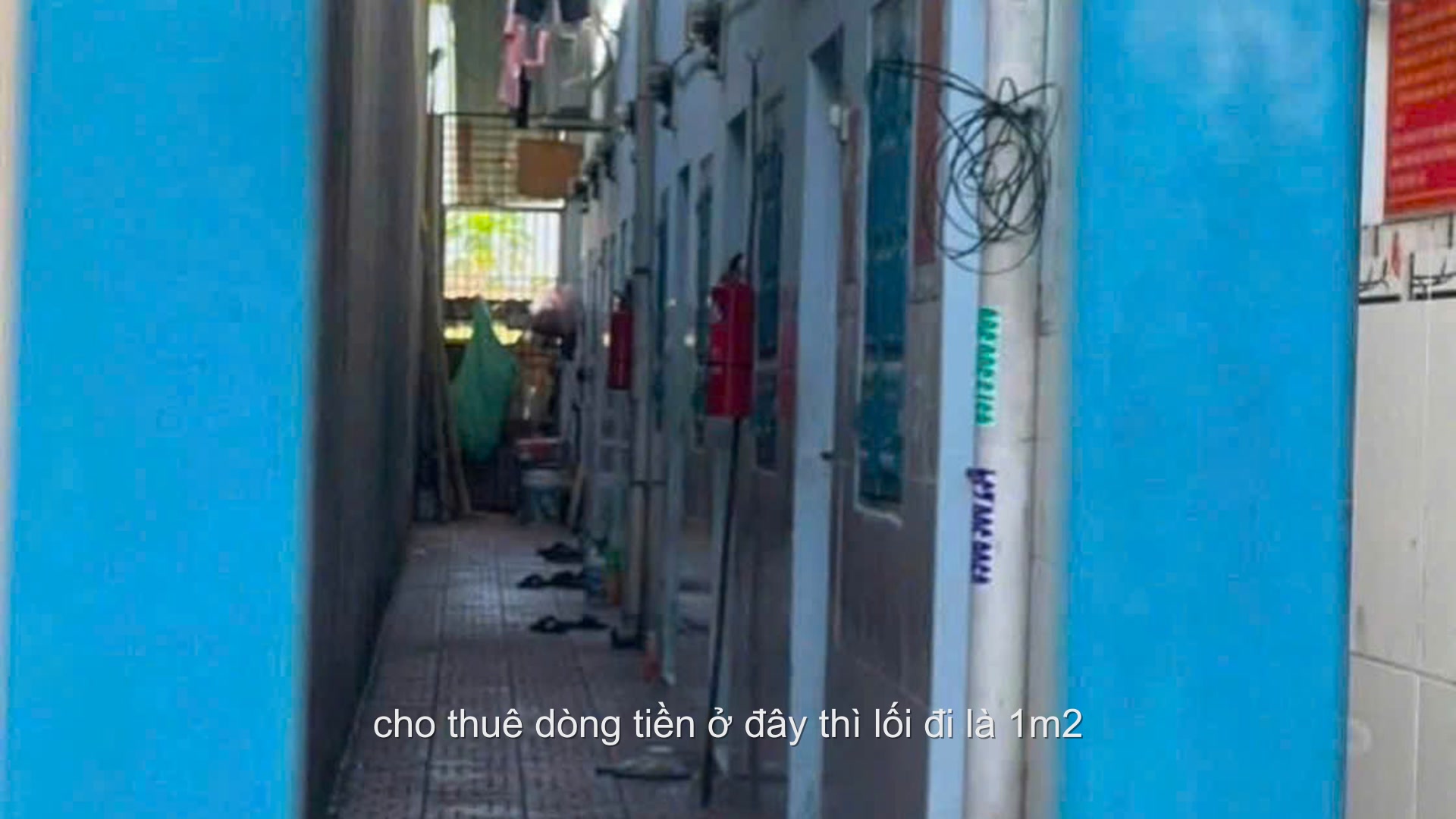 Lối đi vào dãy phòng trọ phía sau nhà, rộng khoảng 1,2 mét