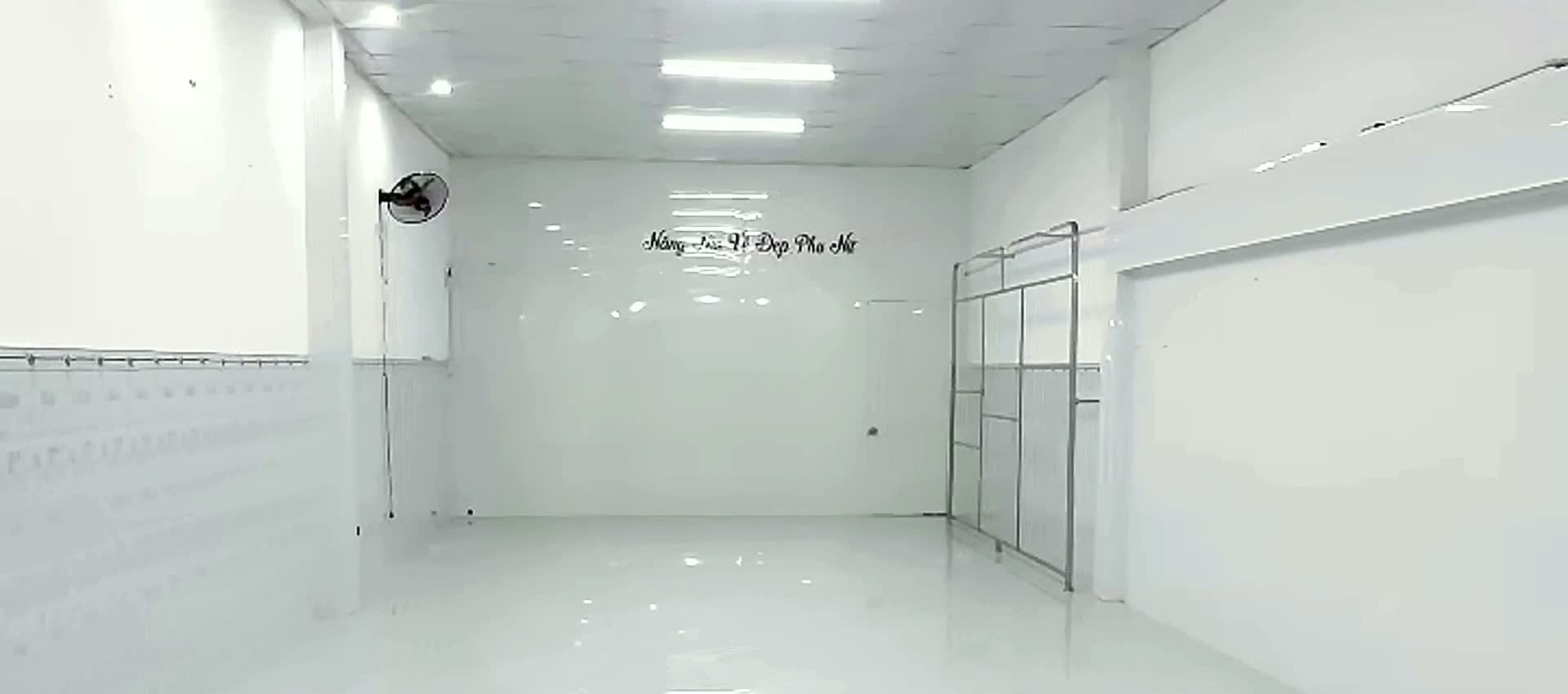 Mặt bằng kinh doanh trống bên trong căn nhà ngộp ngân hàng ngay ngã tư chợ Mỹ Phước, sàn gạch bóng