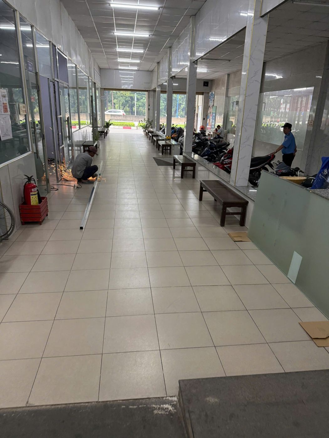Hành lang nhà xe của bệnh viện đang thuê mặt bằng trên khối góc 1.300m² ở Mỹ Phước