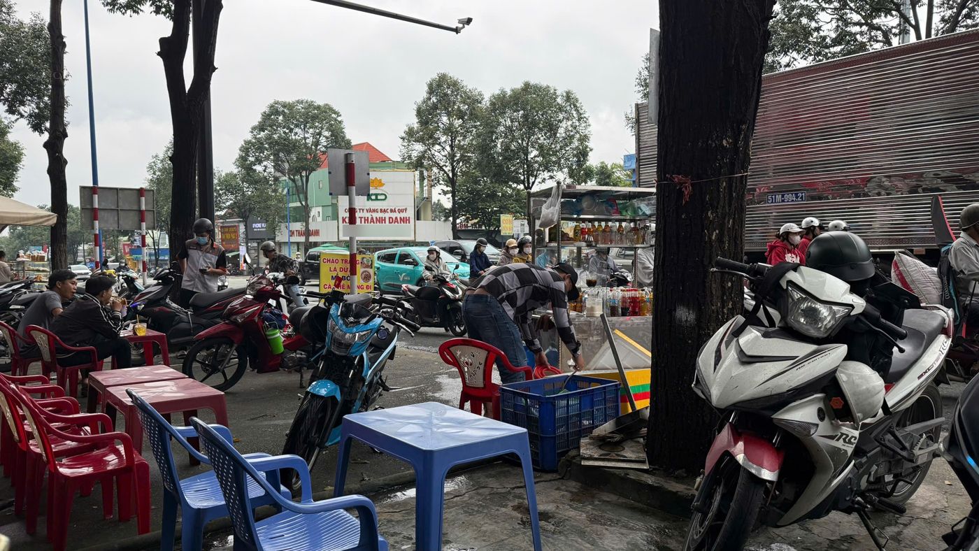 Tiệm vàng và quán nước trên dãy mặt tiền góc ngã tư gần khu công nghiệp Mỹ Phước
