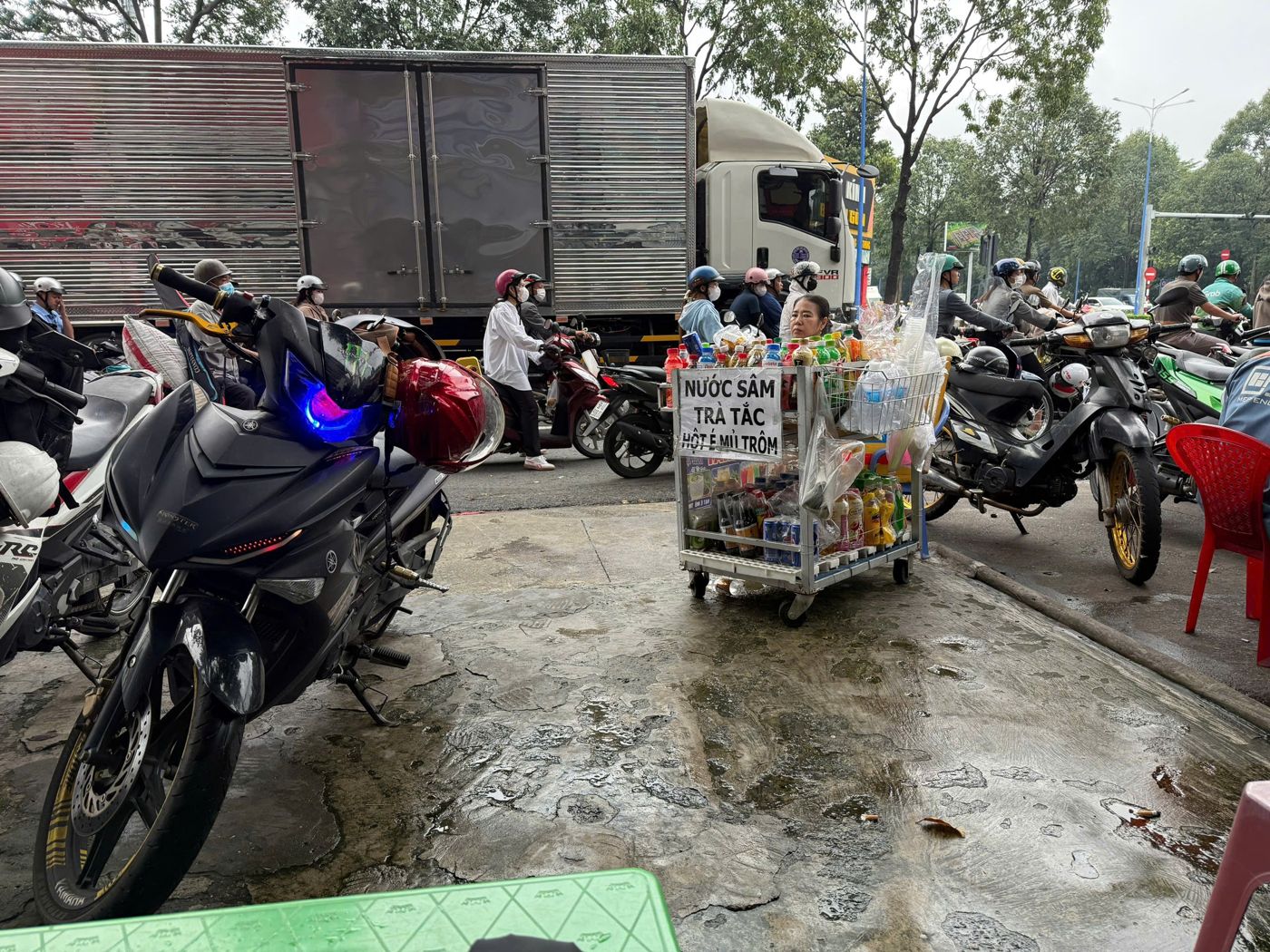 Người buôn bán trên vỉa hè trước dãy mặt tiền cho thuê gần chợ và khu công nghiệp Mỹ Phước
