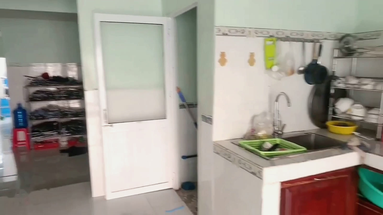 Bếp và khu sinh hoạt phía sau nhà kinh doanh mặt chợ Mỹ Phước