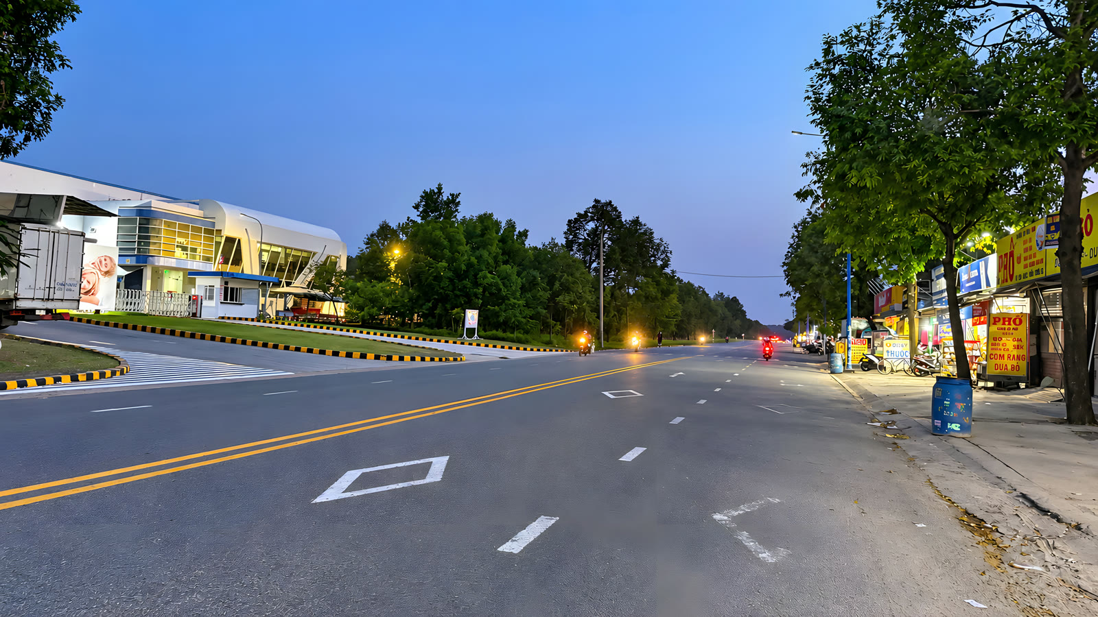Đường 4 làn xe trước lô đất 5x30, một bên là công ty khu công nghiệp Mỹ Phước 3, một bên là dãy tiệm