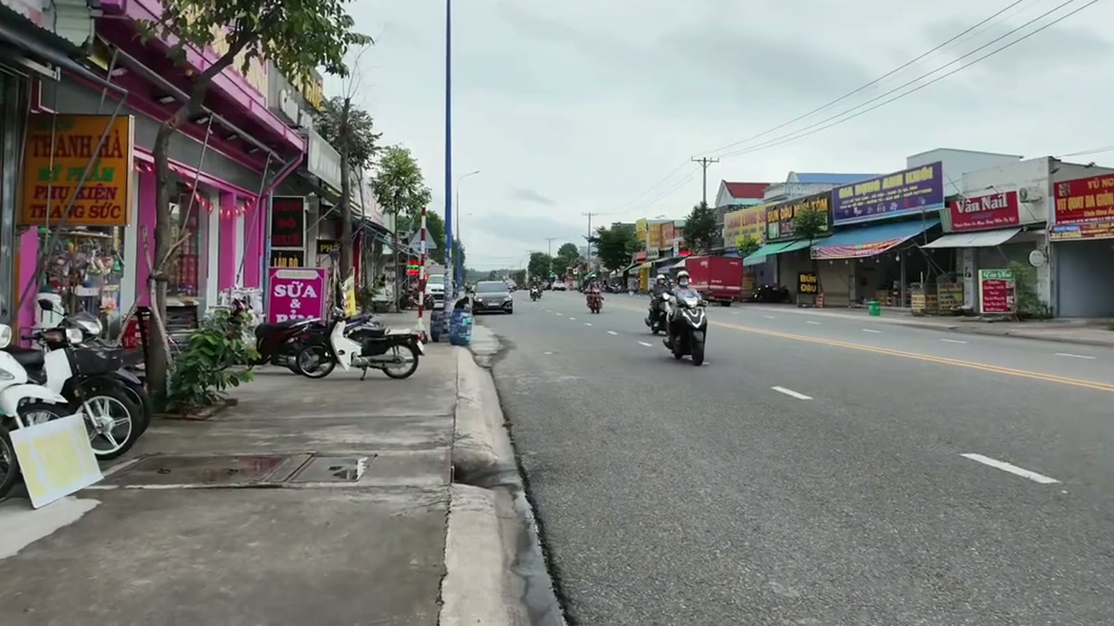 Đường DJ5 bốn làn xe, vỉa hè 5 mét trước căn nhà 10x30 khu công nghiệp Mỹ Phước 3