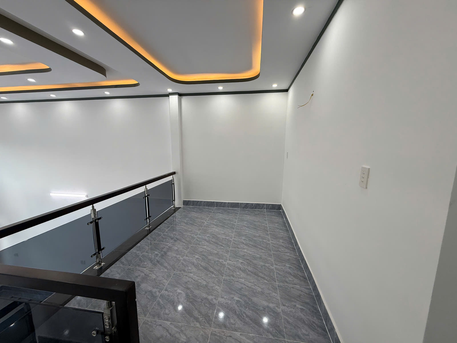 Gian thờ riêng trên lầu nhà gác lửng 5x30 Mỹ Phước 3, lan can kính nhìn xuống phòng khách