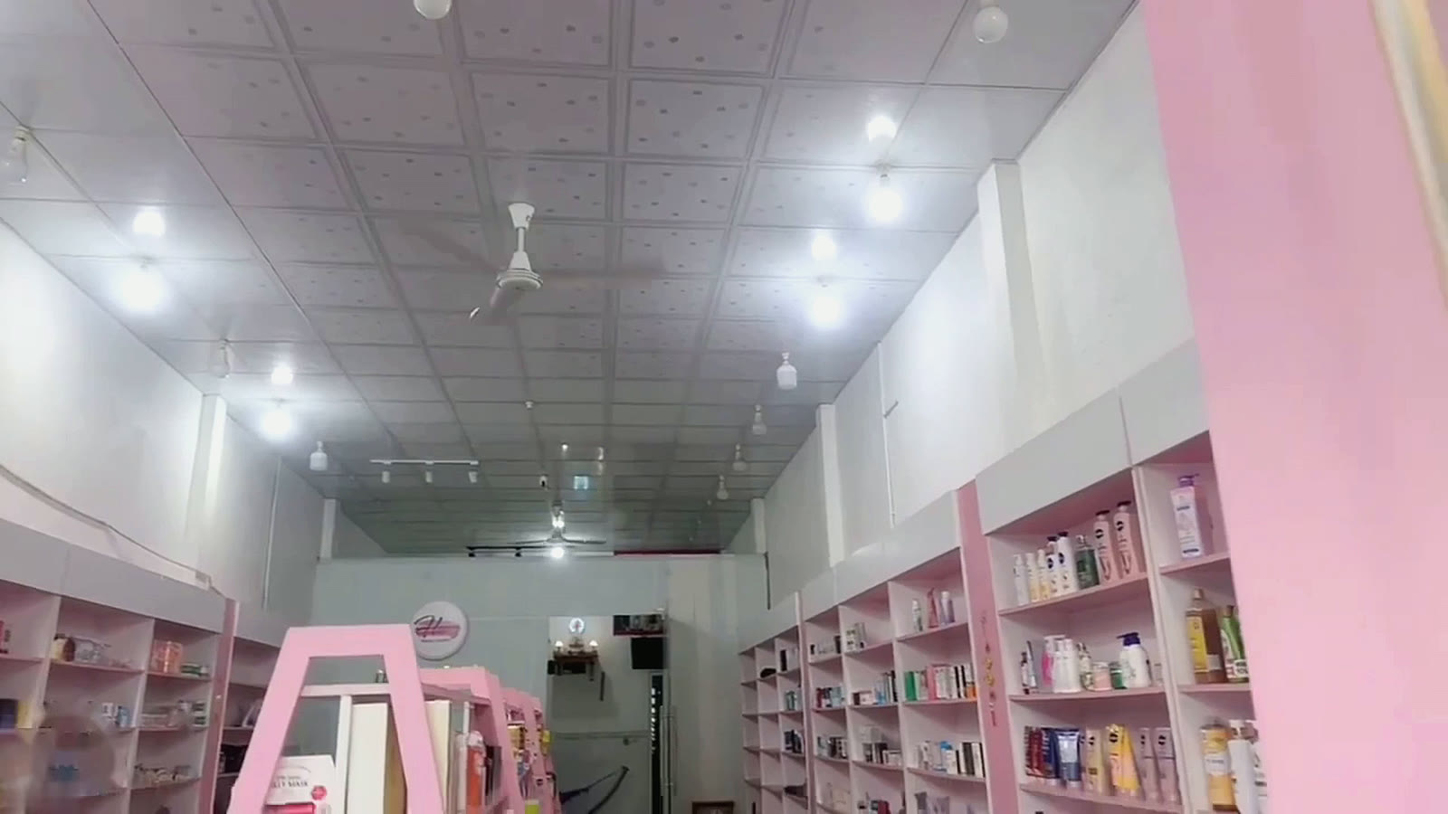 Kệ hàng chạy dài trong không gian kinh doanh phía trước nhà 5x30 Mỹ Phước