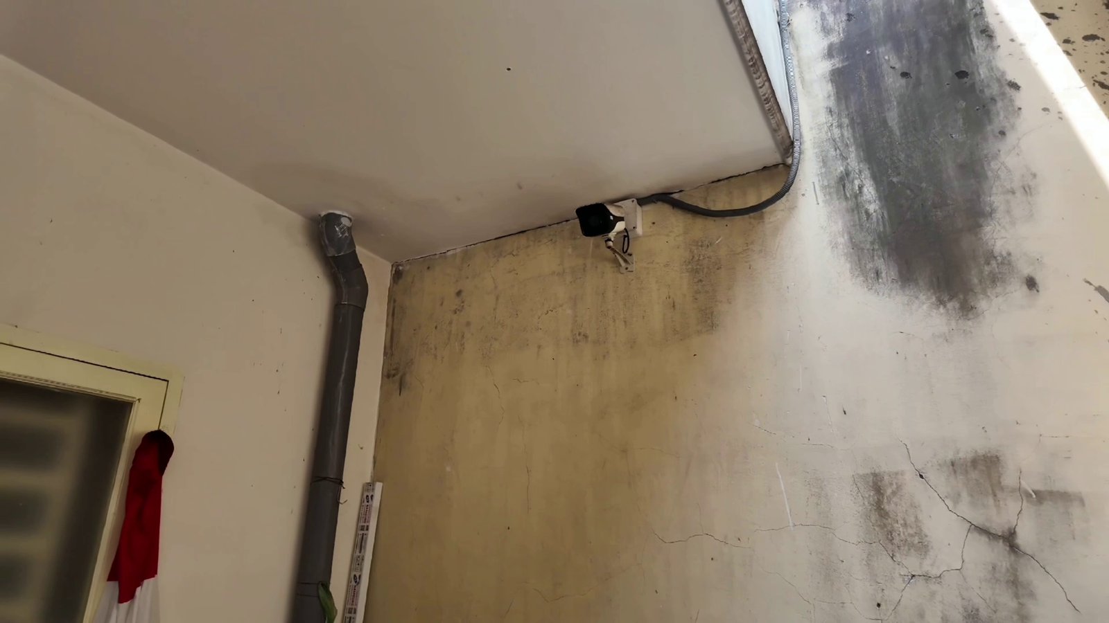 Khu phòng trọ lầu đổ bê tông có lắp sẵn camera an ninh ở Hòa Lợi