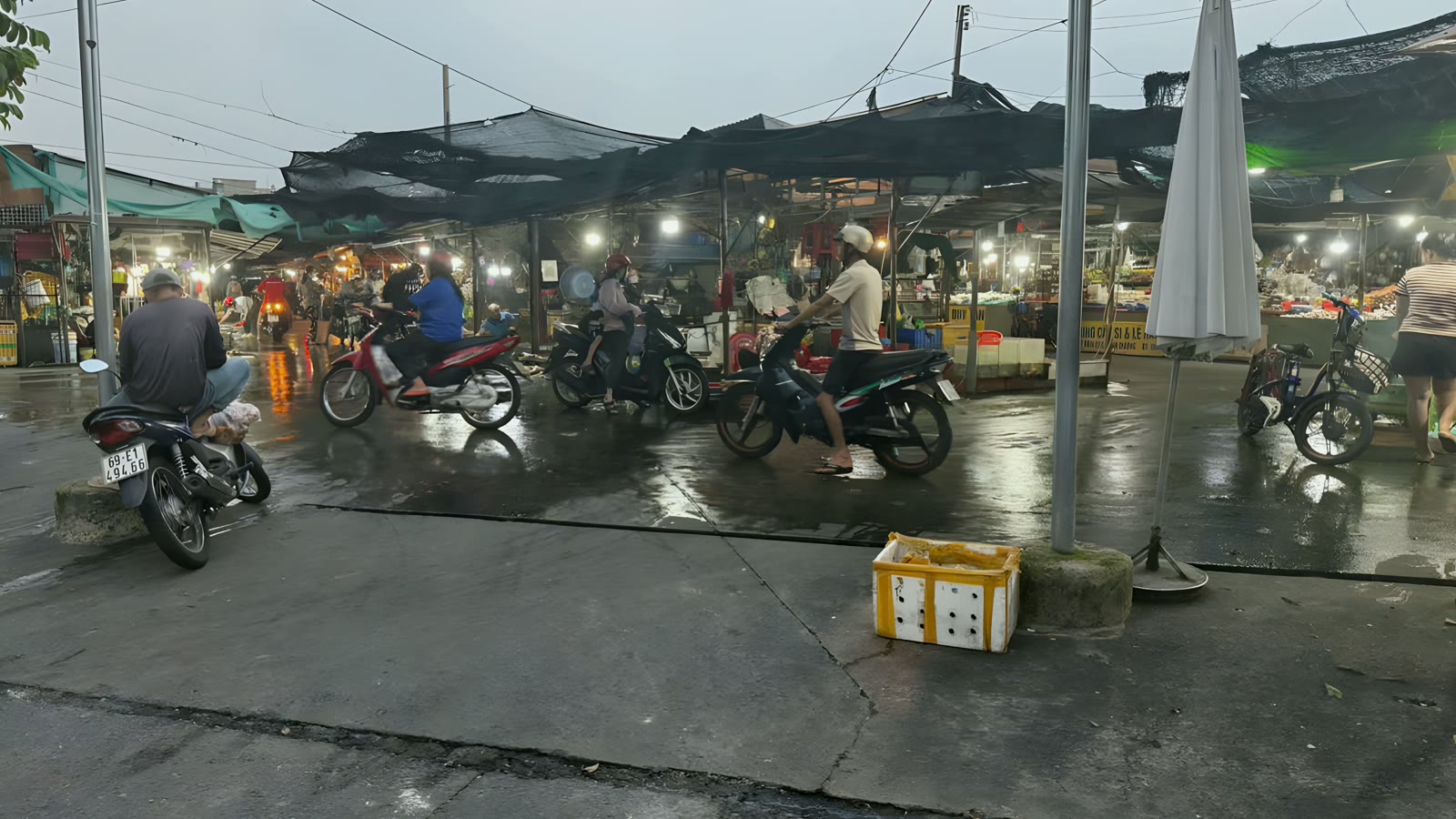 Khu vực chợ Mỹ Phước gần căn nhà, người dân đi chợ buổi chiều