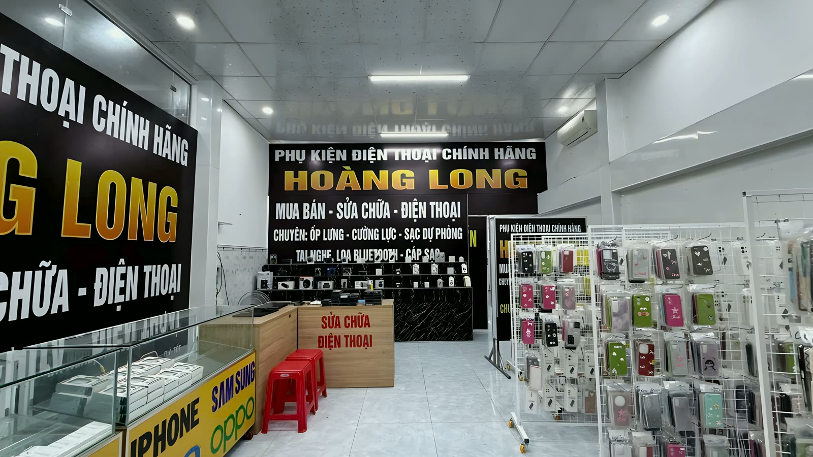 Bên trong căn nhà mặt tiền chợ Mỹ Phước đang kinh doanh cửa hàng điện thoại