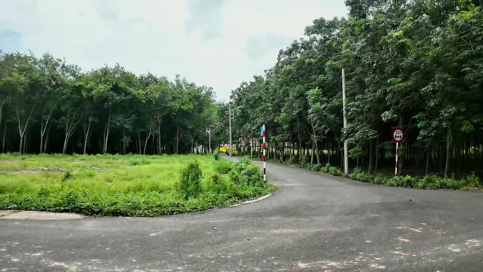 Ngã ba hai con đường nhựa ôm lấy lô góc 2 mặt tiền gần khu công nghiệp Mỹ Phước, Bình Dương
