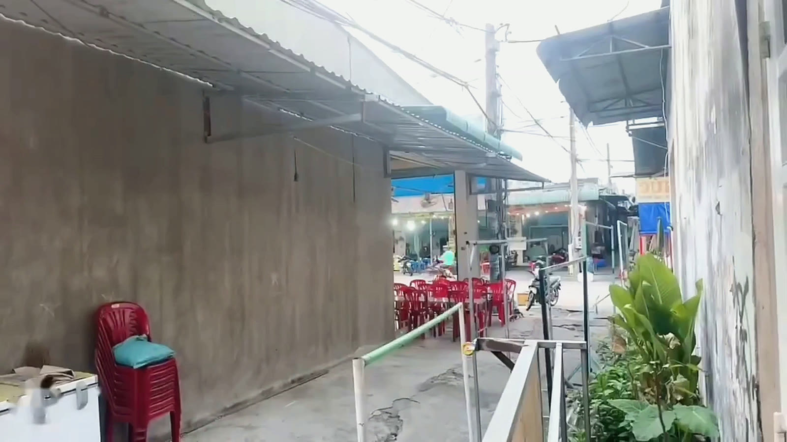 Lối cửa sau rộng 4m của nhà kinh doanh 5x30 gần chợ khu công nghiệp Mỹ Phước