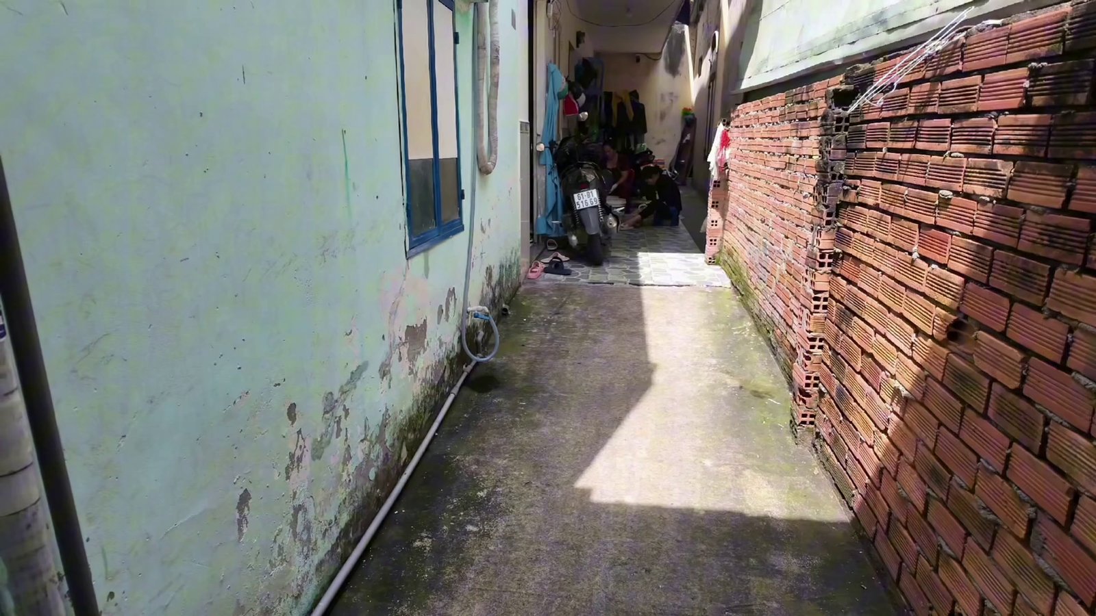 Lối đi bên hông dẫn vào dãy 3 phòng trọ lầu phía sau nhà kinh doanh Hòa Lợi
