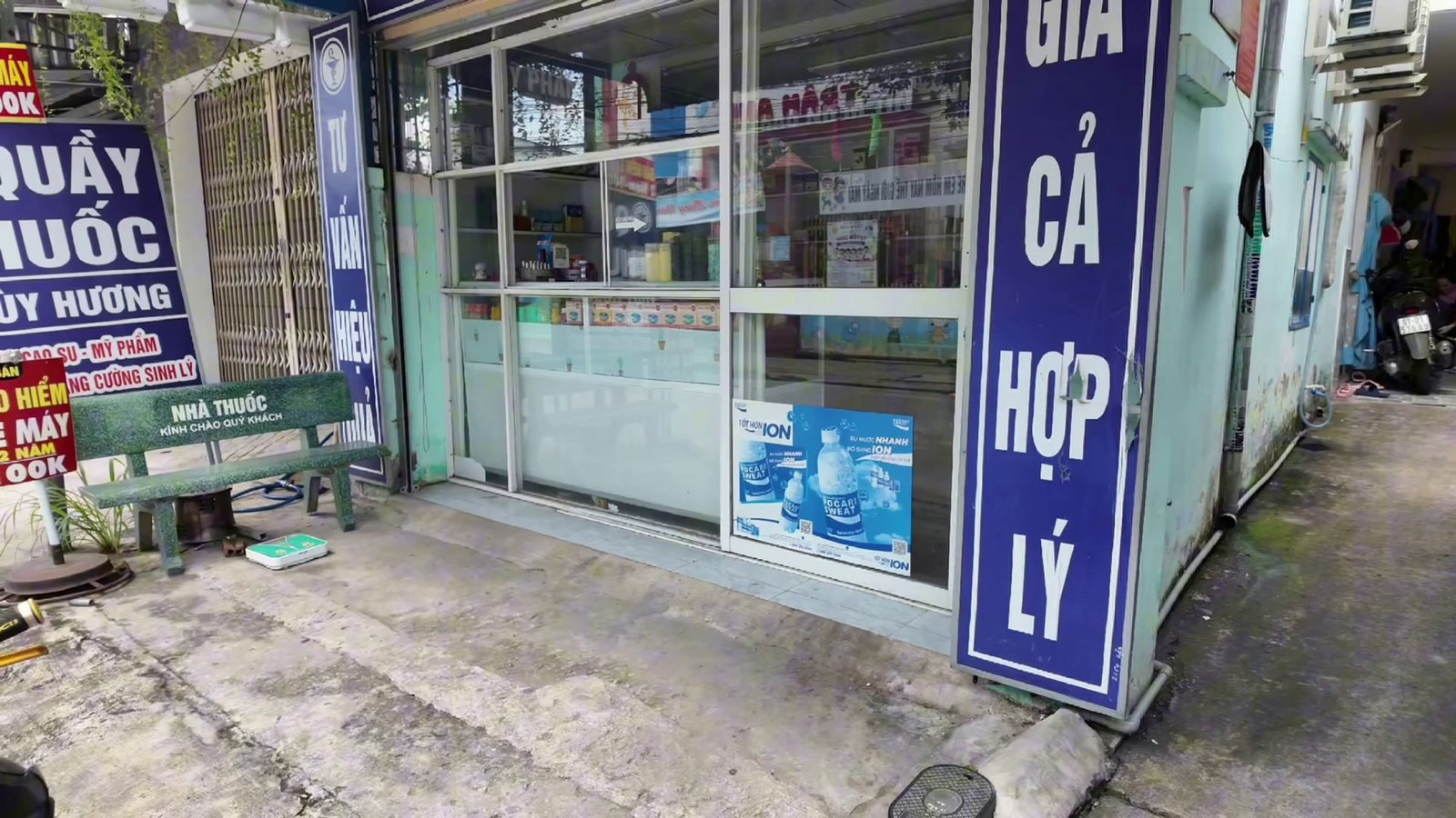 Mặt tiền nhà kinh doanh ở Hòa Lợi đang cho thuê tiệm thuốc, phía sau có dãy trọ lầu
