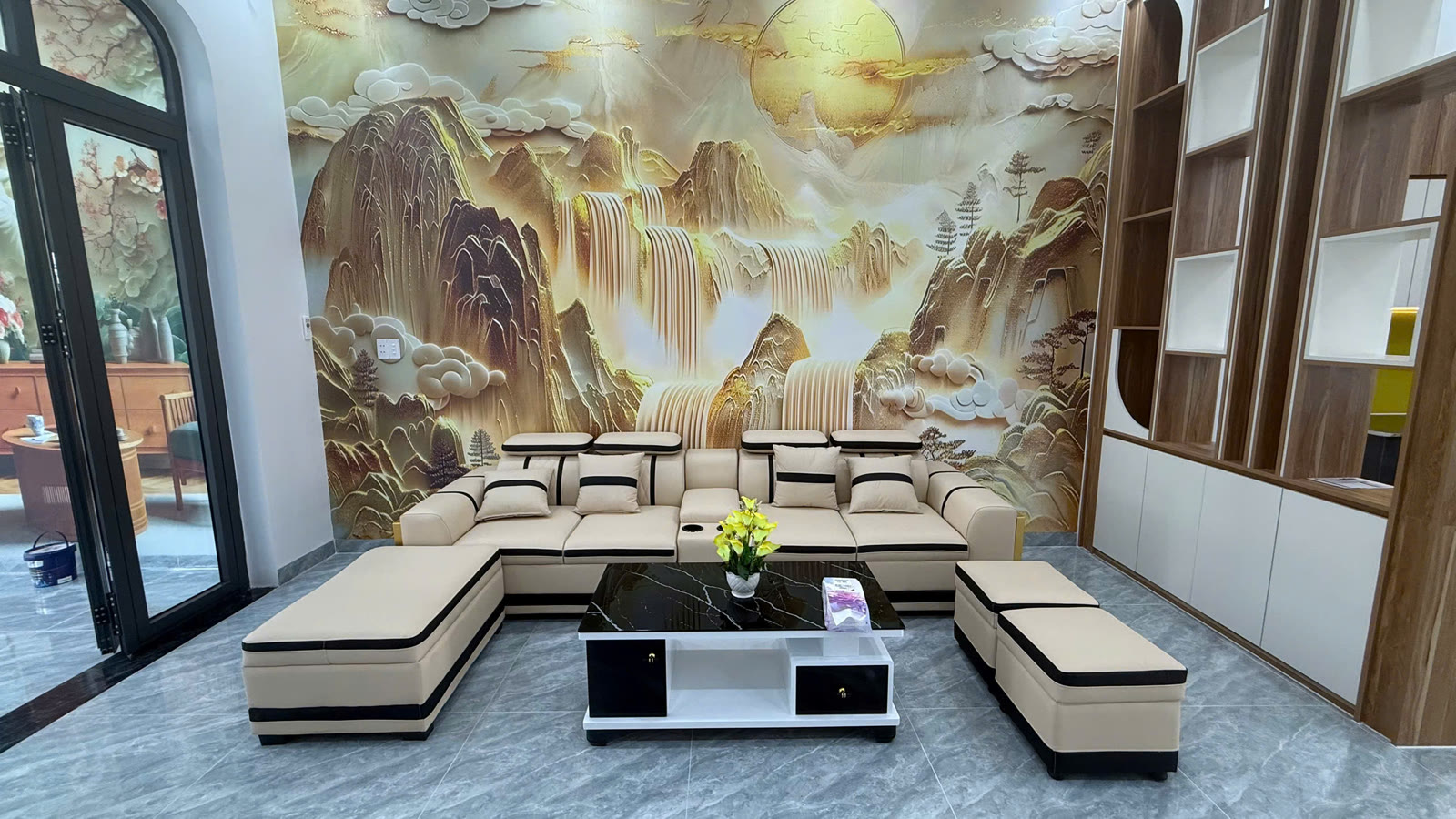 Phòng khách nhà 1 trệt 1 lầu Mỹ Phước với bộ sofa gia chủ tặng và tranh ốp tường kịch trần