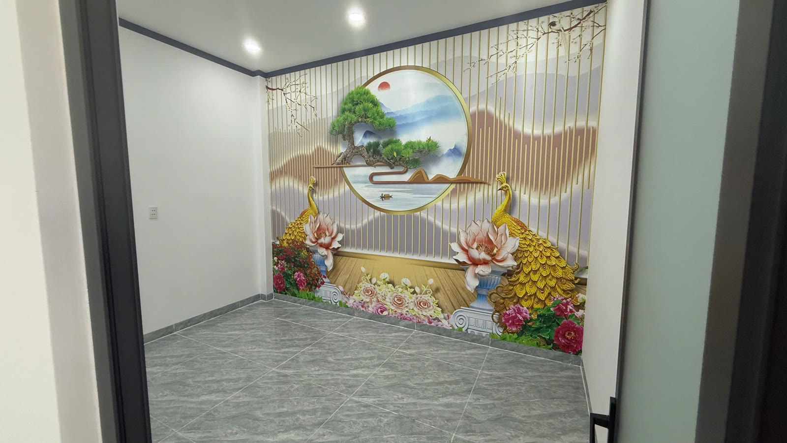 Phòng ngủ tầng lầu nhà Mỹ Phước dán tranh 3D kịch trần