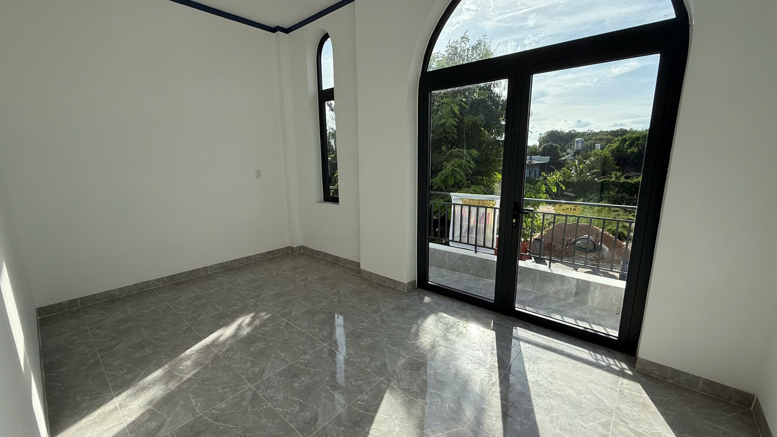 Phòng thờ tầng lầu có cửa 2 cánh mở ra lan can sân thượng