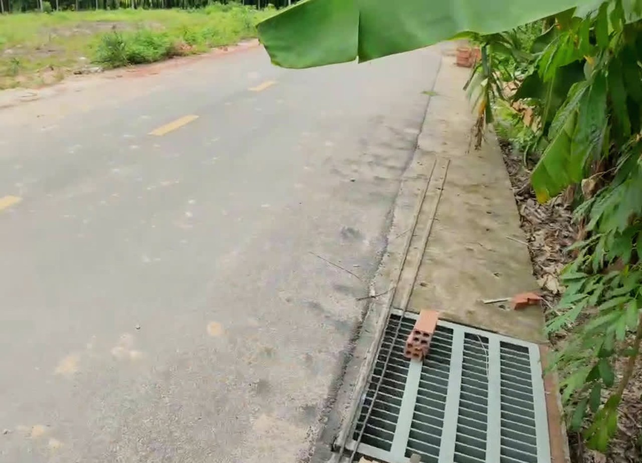 Rãnh thoát nước đã làm sẵn dọc mép đường nhựa trước các lô đất ở Chánh Phú Hòa