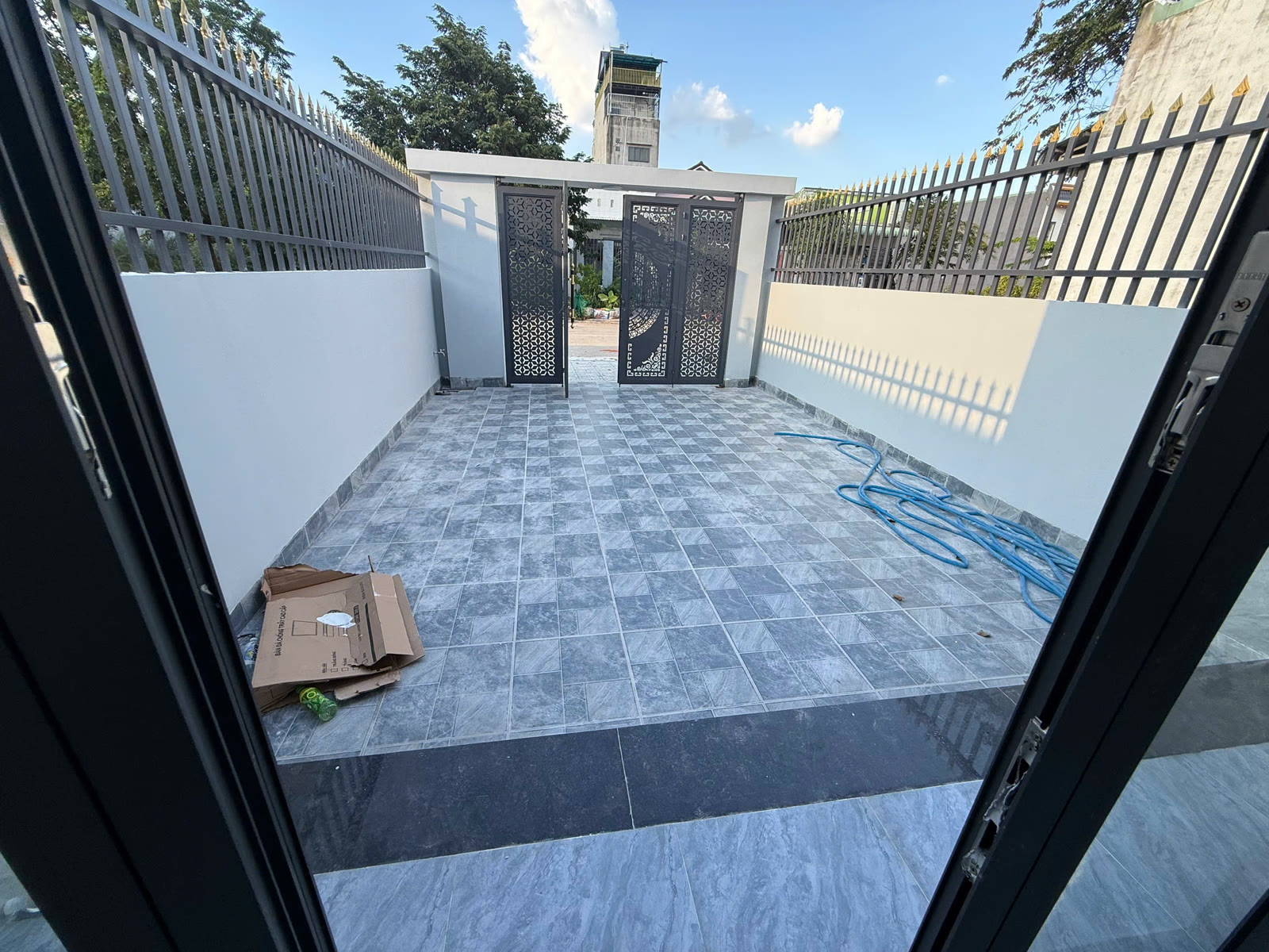 Sân trước nhà 5x30 Mỹ Phước 3 lát gạch, đủ chỗ đậu xe hơi