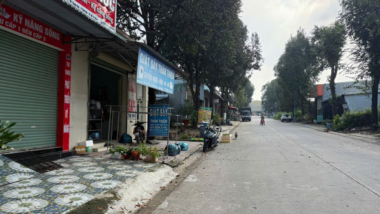 Dãy tiệm kinh doanh hai bên đường NJ21 gần lô đất 10x30 Mỹ Phước 3