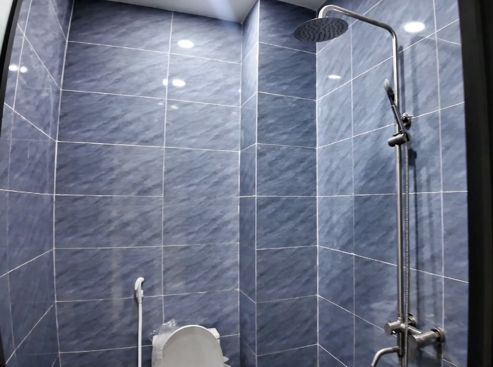 Toilet nhà 5x20 Mỹ Phước ốp gạch kịch trần, có vòi sen và bồn cầu